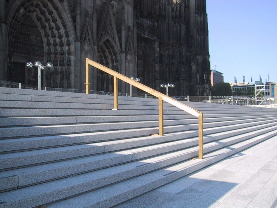 sanierung-domplatte-koeln_fertigstellung-treppenanlage