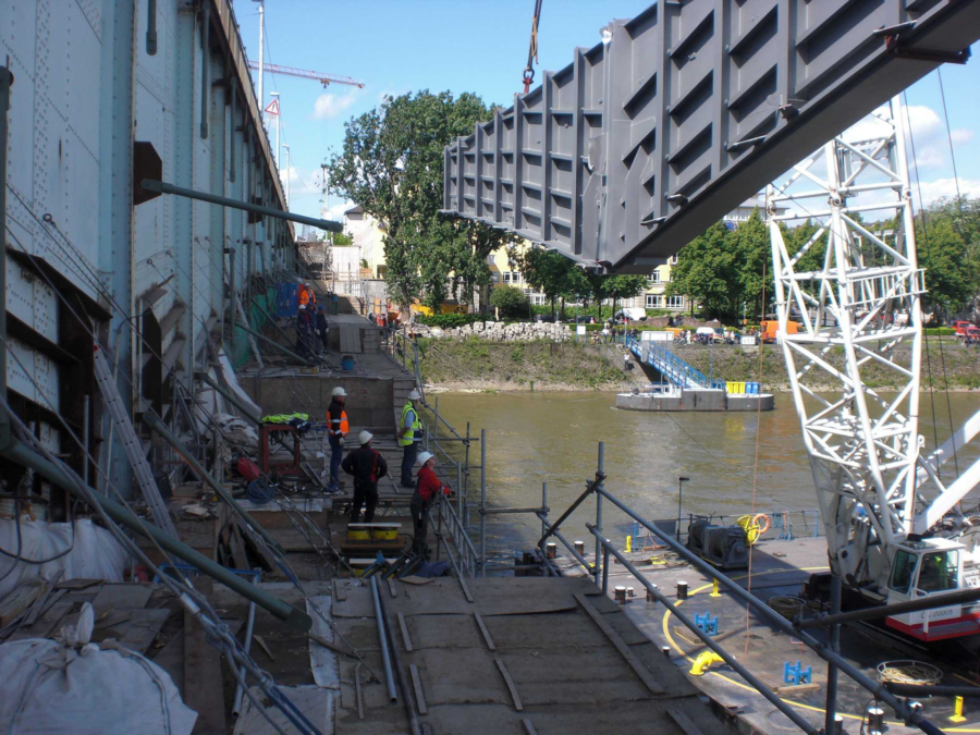 Sanierung-Kennedybruecke-Bonn_Transport-und-Montage-der-Hauptlaengstraeger-mit-Schwimmkran