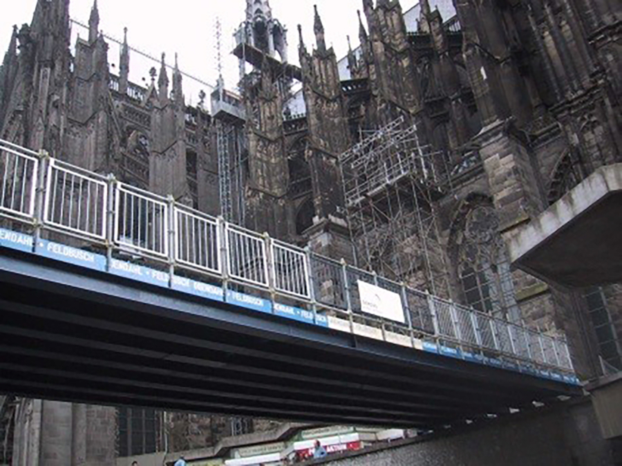 sanierung-domplatte-koeln_behelfsbruecke-passanten