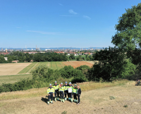 Ein-Teil-des-Mplus-Gewinnerteams-mit-Pokal-und-Urkunde