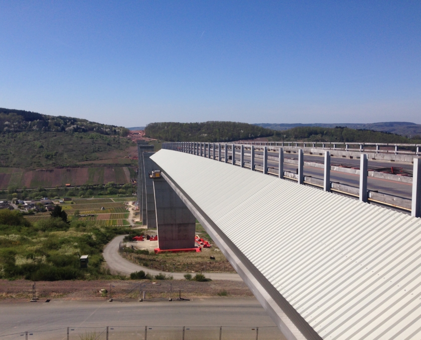 Fertigstellung-von-Fahrbahn und Brückenausstattung-Hochmoselbruecke