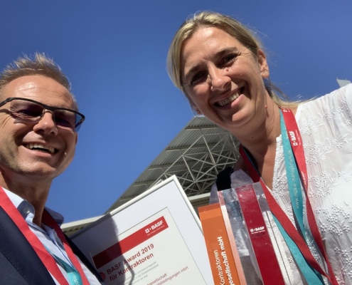 Karen-Ender-und-Carsten-Kuschel-mit-Siegerpokal