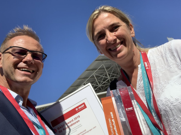 Karen-Ender-und-Carsten-Kuschel-mit-Siegerpokal