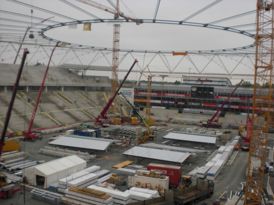 bayarena-leverkusen_montage-dachkonstruktion-unter-beachtung-von-kranvorfahrtsregelungen