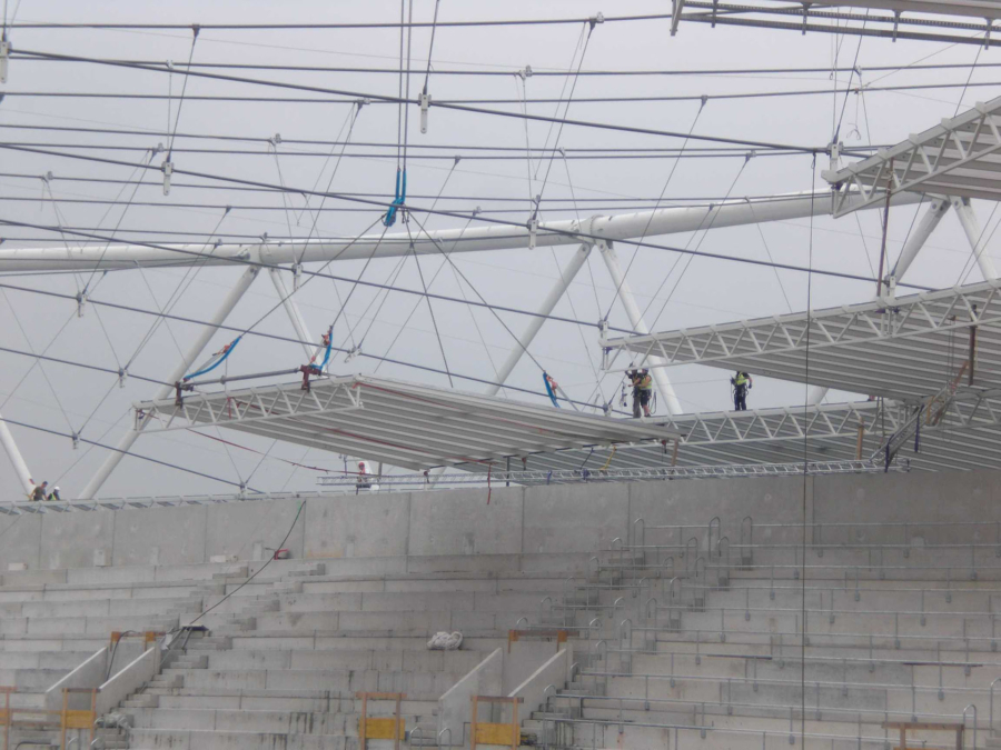 bayarena-leverkusen_demontage-dachkonstruktion-mit-industriekletterer