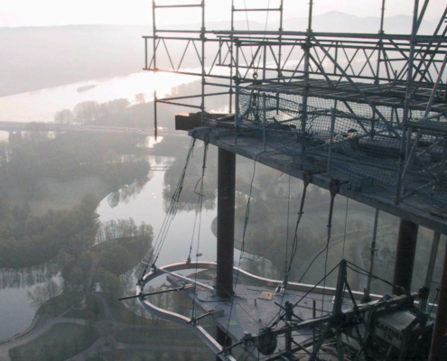 Arbeiten-auf-dem-Posttower-im-Morgengrauen