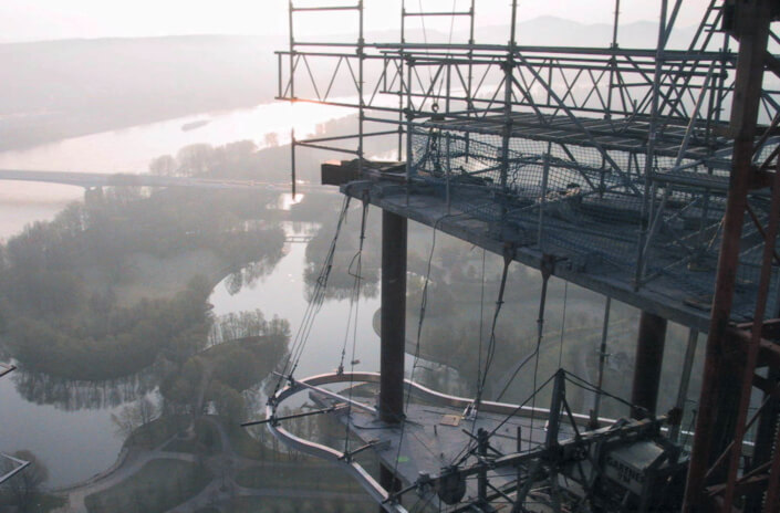 Arbeiten-auf-dem-Posttower-im-Morgengrauen