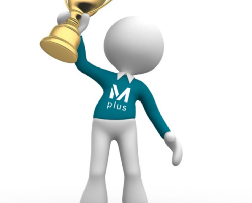 Männchen-mit-Mplus-Shirt-und-Pokal