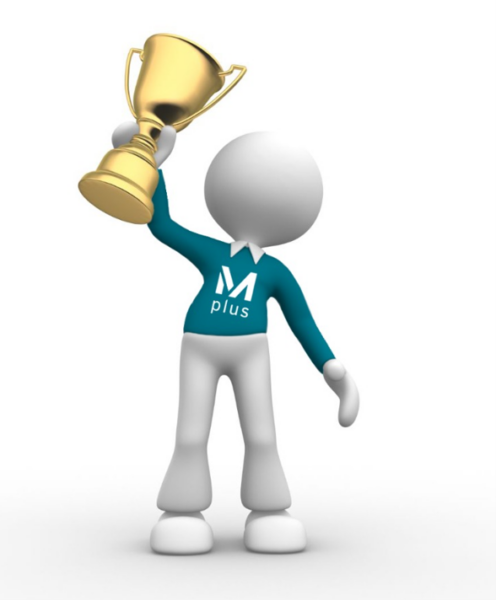 Männchen-mit-Mplus-Shirt-und-Pokal