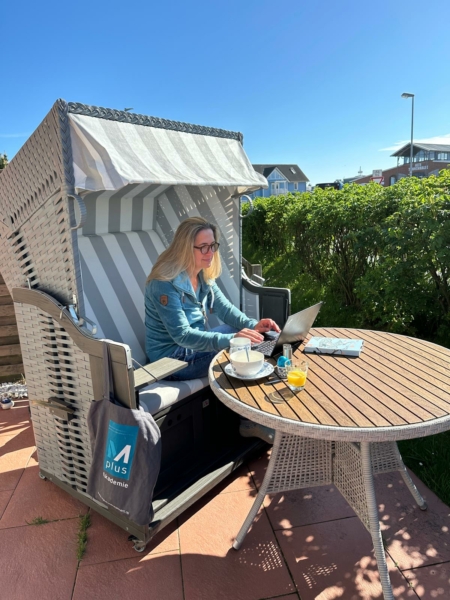 Workation-Karen-im-Strandkorb