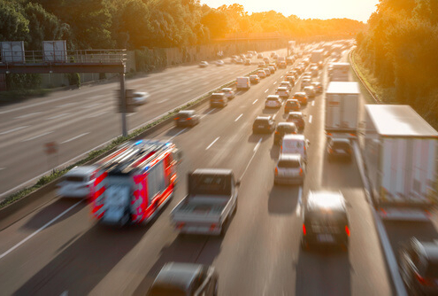 Rettungsgasse-auf-der-Autobahn-mit-Feuerwehrauto