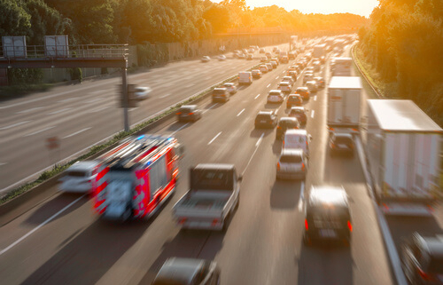 Rettungsgasse-auf-der-Autobahn-mit-Feuerwehrauto