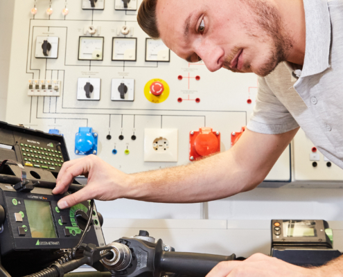 mplus-mitarbeiter-bei-der-pruefung-von-arbeitsmitteln