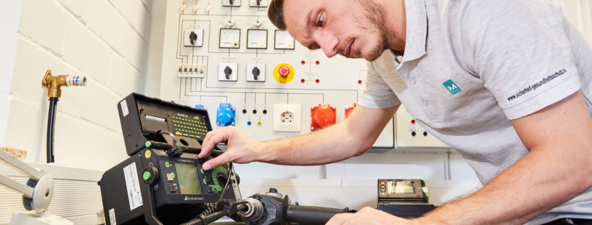 mplus-mitarbeiter-bei-der-pruefung-von-arbeitsmitteln
